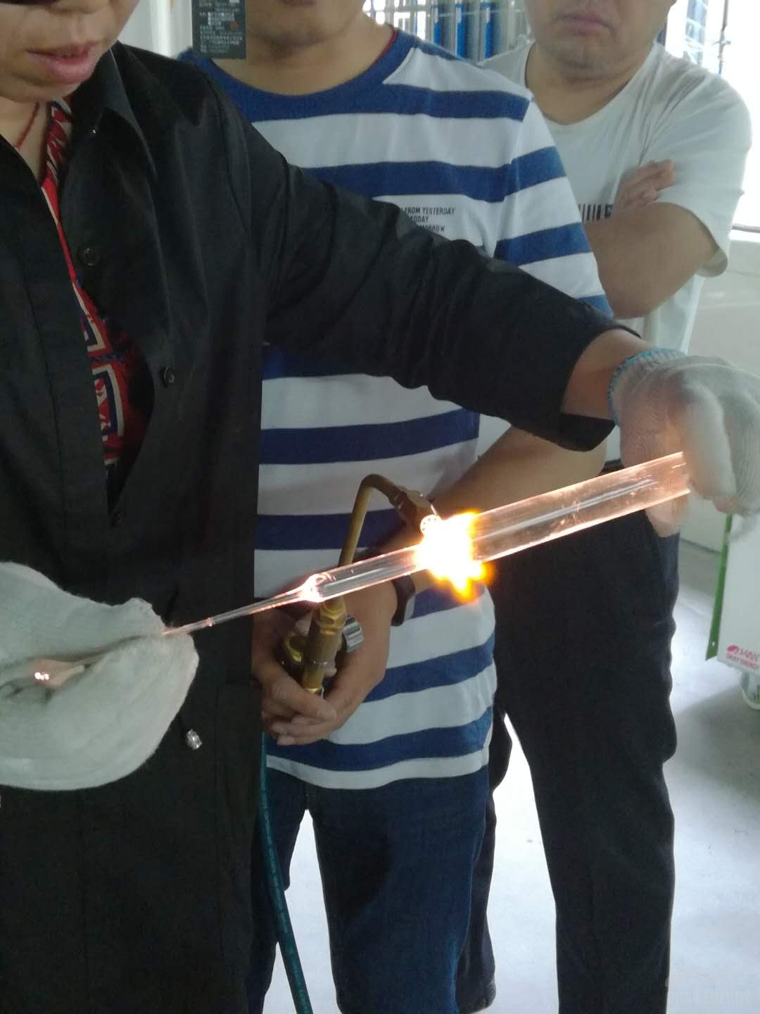 真空封管机+系统适应市场的发展需求，让玻璃管封口变得更加高效！