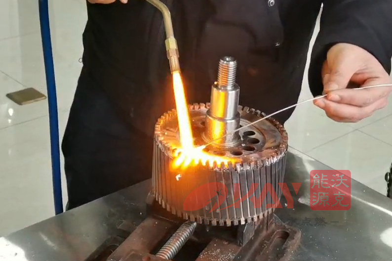 自动化设备生产商客户慕名到MG不朽情缘参观 试焊大型电机转子